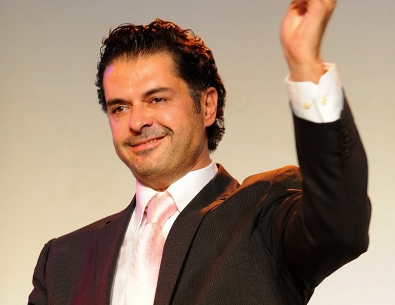 صور وفيديو ابن راغب علامة يغني في حفل خطوبة قريبته وهذه ردة فعل والده!